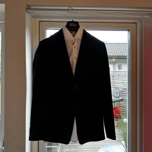 Kostym Oscar Jacobson  - Hej!  Säljer nu min Oscar Jacobson kostym i mörk navy blue och även min vita stenströms skjorta i strkl S, kavajen Edmund Blazer strkl 48, byxor Damien trousers strkl 50.  Endast använd 1 gång. För frågor eller bilder skriv i Dm. Kvitto finns!