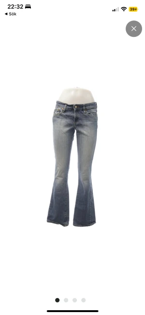 Blåa lågmidjade jeans - Så snygga lågmidjade jeans köpta på sellpy💕säljer då dom tyvärr är för stora i midjan för mig! 