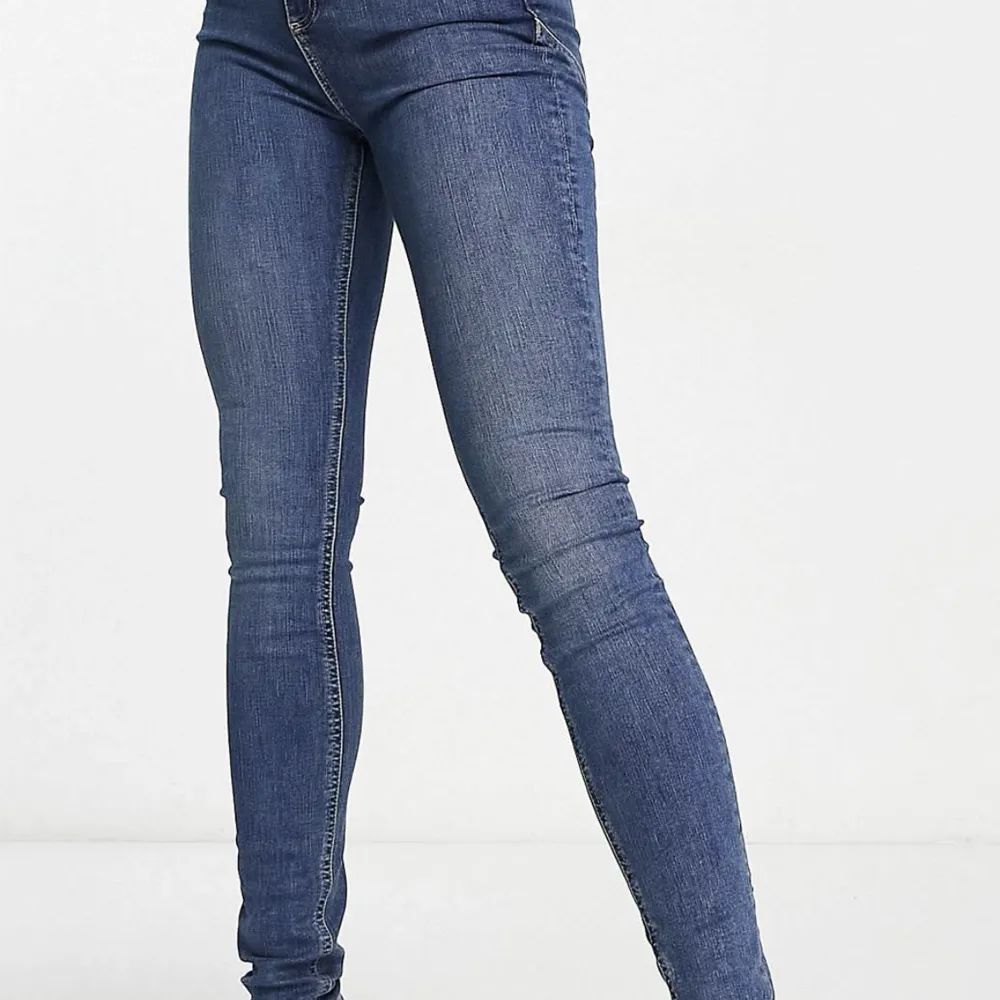 Jeans från asos, perfekt skick använd en gång . Farkut & Housut.