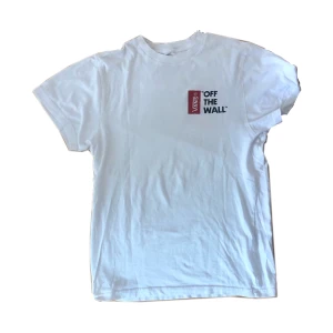 Vans t-shirt - Vans Tisha köpt på vans store för länge sen! Använt några gånger men fortfarande i bra skick! 