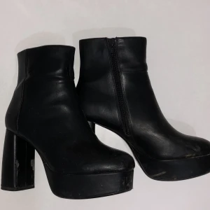 Svarta ”platform heels” Mango - Supersnygga platform heels i svart. Storlek 37. Köpta på ASOS. Bara använts ett fåtal ggr. Bekvämare och snyggare klackar får man leta efter!! Märket är Mango.   OBS!! Ska tvätta dem ordentligt innan de skickas iväg, hann inte det då bilderna togs. Sorry🖤