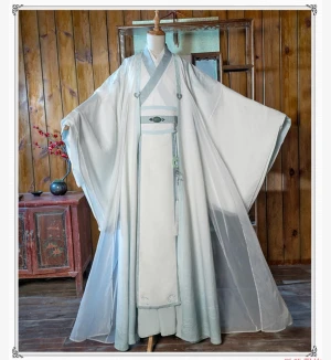lan zhan/lan wangji cosplay - tänker på att sälja en lan zhan / wangji intresseanmälan på en lan wangji cosplay då jag behöver pengar. den är köpt från taobao och har bra kvalite. helt oanvänd !! storleken är S men med hanfus så betyder storleken inte Jätte stor roll!!