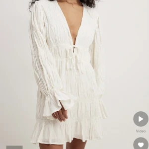 Moa Mattsson klänning  - Hej, säljer denna fina slutsålda klänningen från Nakd, då jag beställde den i två färger. 