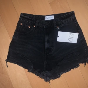 Svarta jeans shorts - Säljer dessa fina jeans shortsen från zara då jag köpte fel storlek. Helt oanvända med lapp kvar