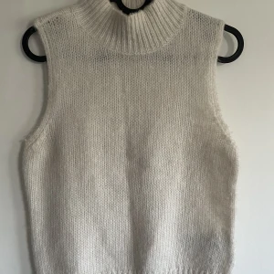 Vit stickad väst - Jättefin stickad väst som är perfekt till sommaren❣️ Den är oanvänd!❤️