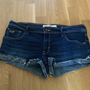 Hollister shorts - Så snygga lågmidjade jeansshorts från Hollister. De är i nyskick och väldigt fina. Jeansshortsen kommer jag sälja för 210 kr + 60 kr frakt (spårbar)   Använd inte köp nu 