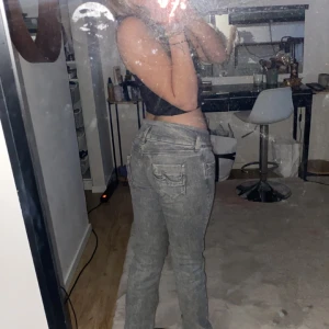 LTB - Säljer mina gråa ltb jeans då dom tyvärr är lite förstora, dom sitter jätte fint anars dä dom är något högre där bak o lågmidia, fler bilder kan sickas 🤗
