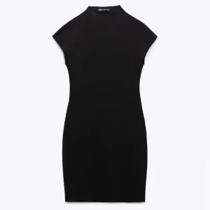 Klänning  - Klänning från zara som inte kommer till användning!🖤 använd endast en gång