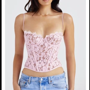 Topp - Intressekoll på denna toppen🥰 så så fin men satt inte så som jag önskade. Den har ett beiget tyg inuti. Helt oanvänd. Det är bara att skriva vid frågor💛pris går att diskutera