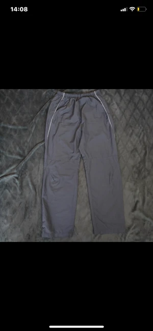 Trackpants  - Trackpants eller bara såna träningsbyxor kan användas och stilas med allt och inget broder  Mycket bra skick m. dragkedja längst ner för att göra dom ännu bredare  Längd: 103cm Vidd längst ner på benet: 24cm (töjbar) 