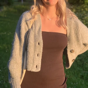 Kofta  - Säljer min stickade kofta från Gina Tricot i storlek 36