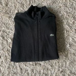 Tröja - äkta Lacoste tröja, storlek S  Okej skick Nypris ca 1300 kr, mitt pris 500