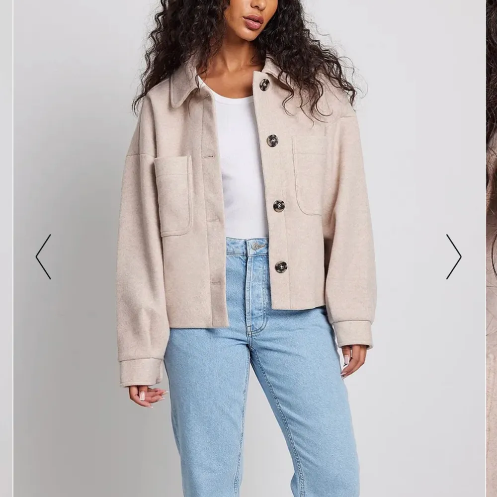 Säljer en kort, oversized jacka i ullblandning. Det är i bra skick men har små nopprar som syns om man kollar nära. Hör av er om ni vill ha egna bilder. Nypris på jackan är 799kr. Kan skickas mot fraktkostnad! 🥰. Takit.