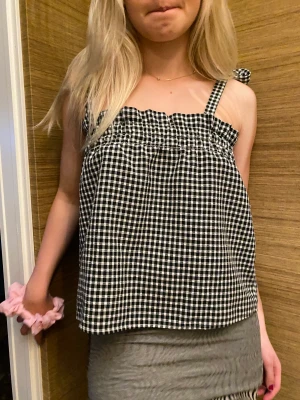 Topp - Rutig topp med band som knyts ihop själv.