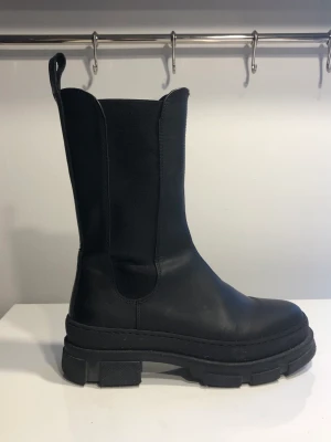 Chelsea Boots Platåstövlar - Garment Project platåstövlar i äkta skinn. Sjukt snygga. Nästan oanvända. 