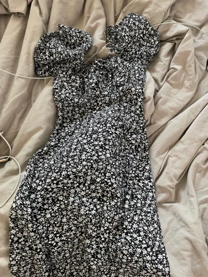 Shein klänningar  - Två klänningar från Shein, bara testade. Den svarta är i storlek XS, den beiga i storlek S. 100kr st