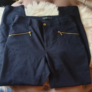 Chinos från stockholm mq - Aldrig använda då chinos inte är min stil. Supersnygga marinblå med ankel längd och guldiga dragkedjor vid anklarna. Storlek 38🌸