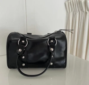 Svart väska - Säljer denna rymliga väska från weekday! Aldrig använd köptes för två år sen. 200+ frakt