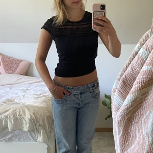 Svart topp - Super gullig tröja med spets upptill