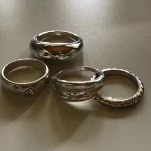 Silver Ringar - Bild 1: 15 kr/styck Bild 2&3: Sålt! Några har tappat lite färg men det är inget som syns, annars i bra skick!