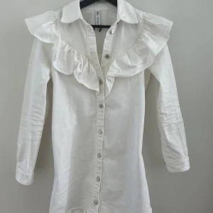 Vit klänning  - Säljer nu min supper fina jeans klänning. Passar perfekt till sommaren,student,konfirmation eller midsommar. Endast använd en gång därav i mycket fint skick. Hör av er vid frågor🙌🏼💖