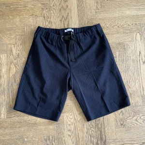 Samsøe Samsøe Shorts - Model: Agnar shorts från Samsøe Samsøe. Helt nya o aldrig använda med etiketter kvar. Väldigt mjukt tyg och bekväma att ha på sig Nypris 900kr. Skriv om ni har några frågor!