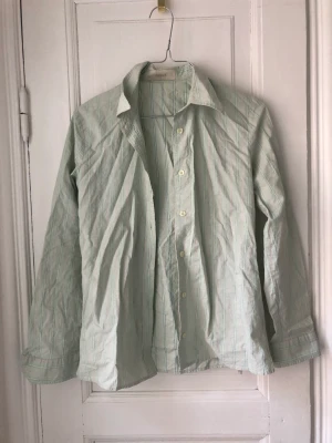 Grön skjorta Filippa K - fin somrig skjorta från Filippa K, säljer pga av för liten. 