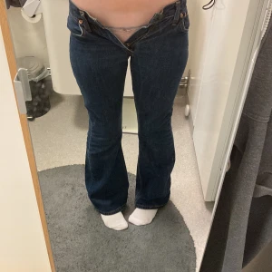 Låg midjade Levi's jeans🌸 - Ett par jätte snygga låg midjade Levi's jeans som tyvärr är för små för mig🌸26 i midjan och 32 i längden🌸