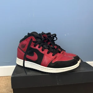 Jordan 1 - Jag säljer nu mina röda jordans för att jag har tröttnat på färgen och vill köpa nya till sommaren. Använda fåtal gånger. Bra skick .pris kan diskuteras.