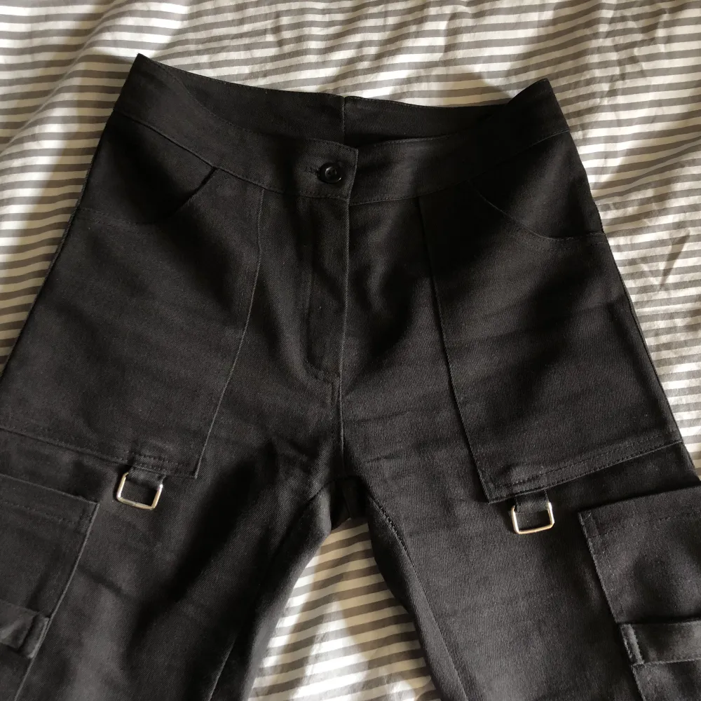 Svarta byxor med coola detaljer ! köpte second hand för något år sedan ! . Jeans & Byxor.