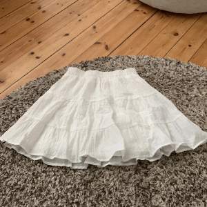 En jätte fin vit sommar kjol ☺️. Har en under kjol så inte alls genomskinlig. 