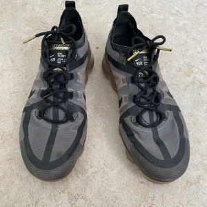 Nike air Max 2019 - Nike air Max 2019. Svart och guld färg, är använde men me det finns inget fel med de och de fungerar bra utan problem.