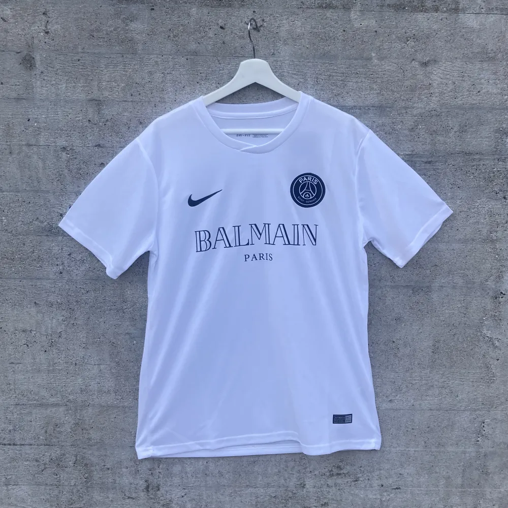 Paris x Balmain ⚪️oanvänd☑️ Storlek M, men är lite stor i storleken👁️‍🗨️. T-shirts.