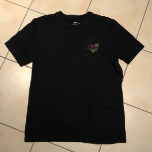 Nike SB t-shirt  - Svart och basic Nike SB tröja. Storlek M. Köp sker via ”köp nu funktionen”