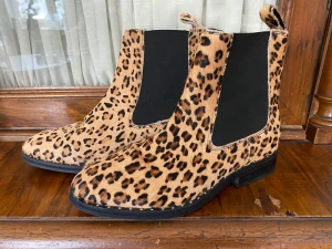 Boots River Island strl 38 - Nya boots från river Island strl 38. Det skiljer sig lite i mönstret men inget manntänker på när de sitter på. Därav priset!!! 150kr