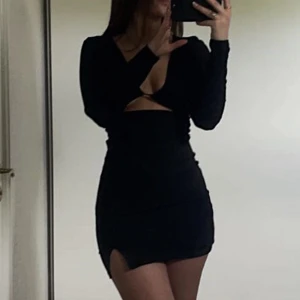 Klänning - Säljer min slutsålda klänning från pull & bear som aldrig är använd endast testad! Säljer den då klänningen tyvärr inte kommer till användning. 200kr + frakt💗