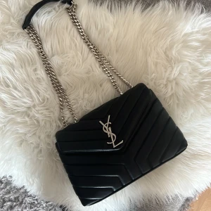 Ysl väska  - Typ helt oanvänd väska från ysl, köptes för 10000kr, så är osäkerhet på äktahetsbevis. Säljer därför för 6000kr. Men är identisk