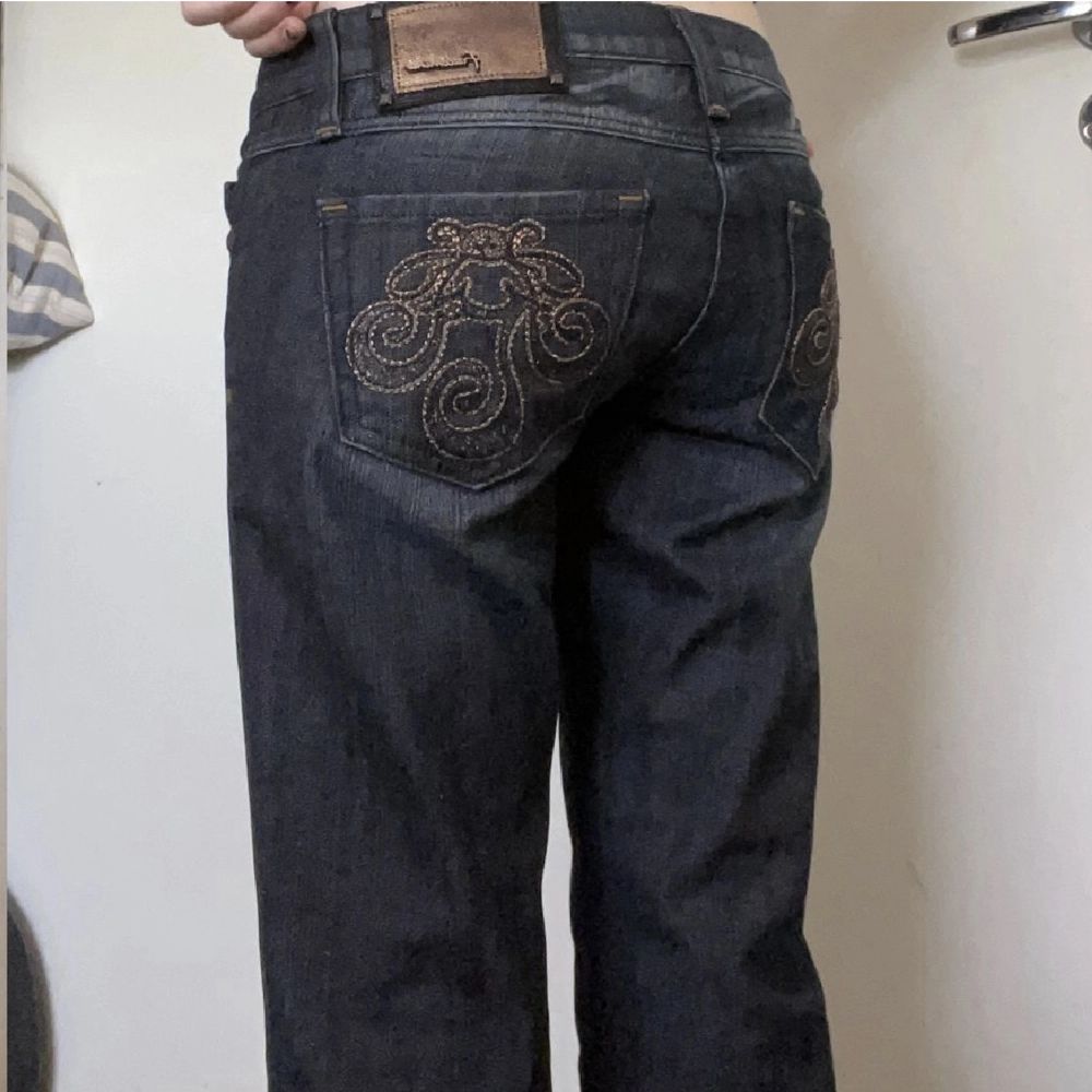 Supersnygga lågmidjade jeans med detaljer på fickorna!! Midjemått 81 cm, innerbenslängd 75 cm. Aldrig använt de då de är för korta på mig som är 170 cm lång :( kan mötas upp i Stockholm, köp gärna direkt❤️. Jeans & Byxor.