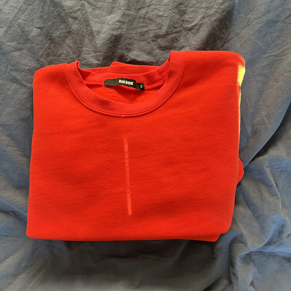 Vanlig röd tjock tröja från bik bok och materialet är jätte skönt 💗jag säljer den för den är förstor för mig. Ny pris 399 kr 🫶🏼💗. Hoodies.