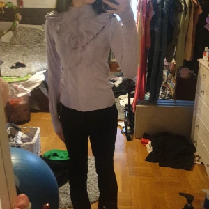 Volang tröja - En jätte fin lila volang stickad tröja från kappAhl är som ny, andvänd 1 gång hemma.