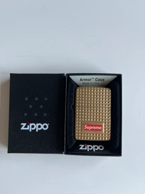 Supreme zippo tändare - Guldig Supreme tändare. Jämfört priset på andra sidor där denna tändare  säljs. Men pris kan alltid diskuteras