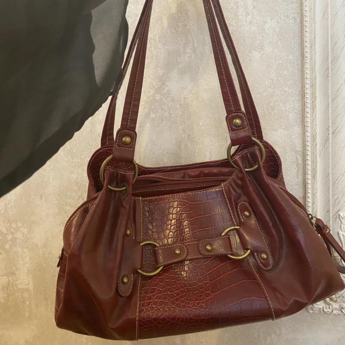 Vinröd väska 