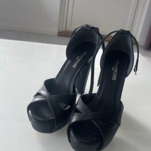 Helt oanvända klackskor - Helt oanvända, köpte men glömde returnera för storleken inte passade   