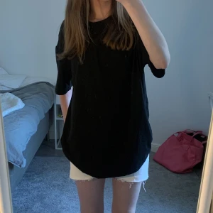 T-shirt  - En supersnygg svart T-shirt med tryck på ryggen💕💘