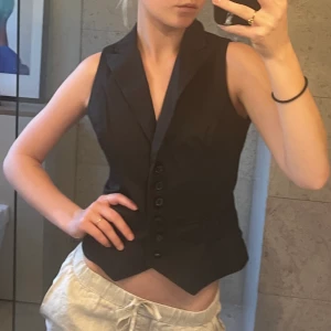 Svart väst  - Så snygg svart väst perfekt till både vardag och fest året runt!! 