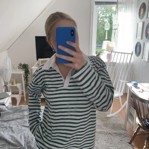Randig tröja - Långärmad grön-vit randig tröja, perfekt till dig som är bajen supporter! Säljer då jag aldrig använder den!