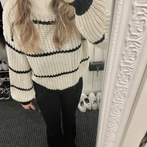 Randig stickad tröja  - Randig stickad tröja! Tunnare i materialet och den är super luftig! Så perfekt till våren/sommaren 💕