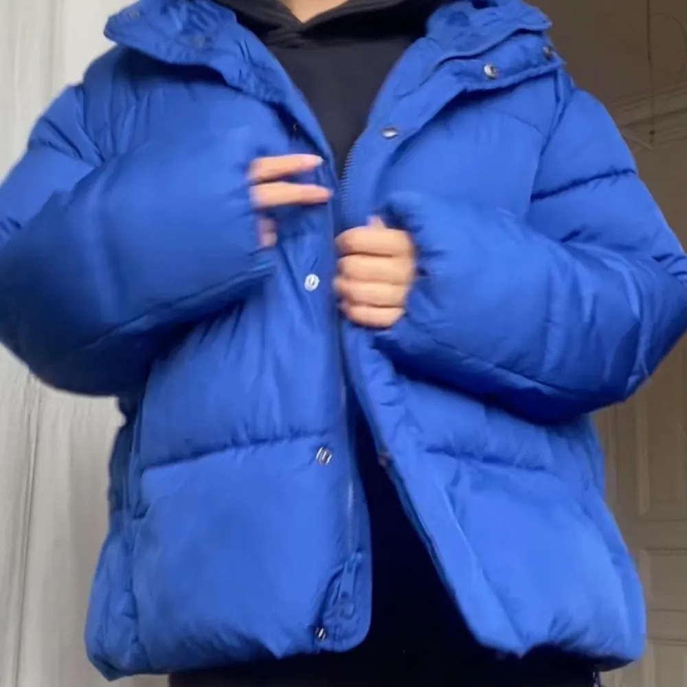 Pufferjacket i storlek L/XL från lager 157. Jag bär normalt S/M så funkar på alla beroende på hur man vill att den ska sitta.  Använd Max 3 gånger och inga defekter . Jackor.