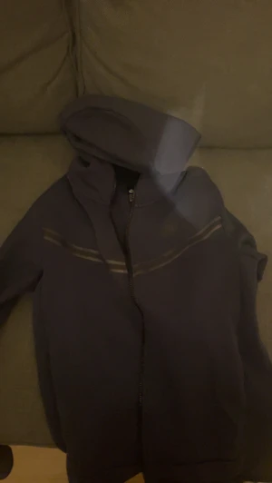 Nike Tech  - Mörkblå Nike Tech, i bra skick storlek S