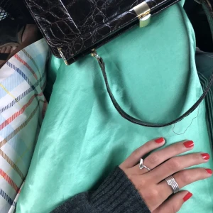 Jättesomrig Satinkjol - Säljer en satinkjol i en jättefin turkos färg som är perfekt nu i sommar. Behövs bara strykas lite :)) den är i väldigt bra skick och har inga fläckar alls. Strl 38 men passar bäst för strl 36! Skriv vid intresse/frågor 🥰